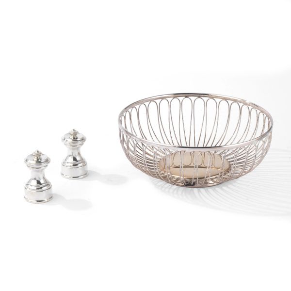 GROUP OF SMALL OBJECTS AND ORNAMAMENTS IN SILVER, GOLDEN METAL AND WOOD