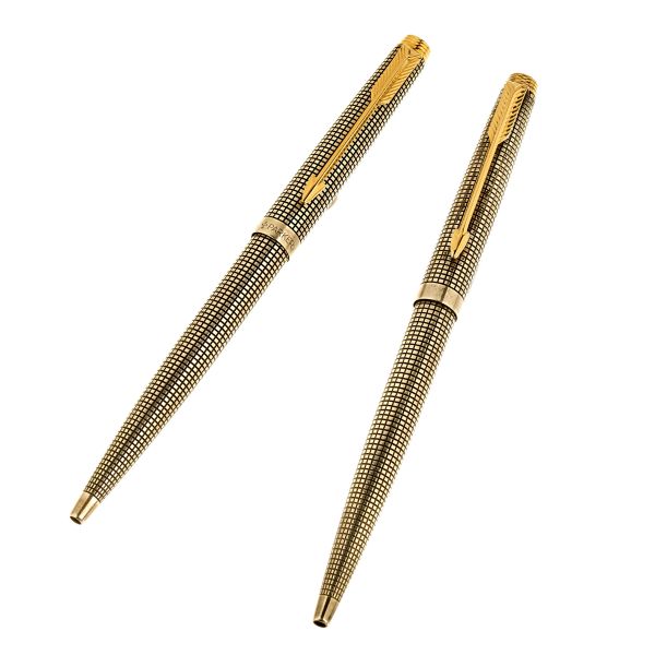 LOTTO DI DUE PARURE DI PENNE IN ARGENTO