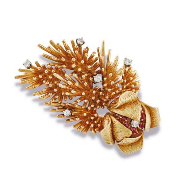 Cartier - 



CARTIER DIAMOND AND RUBY BROOCH IN 18KT GOLD