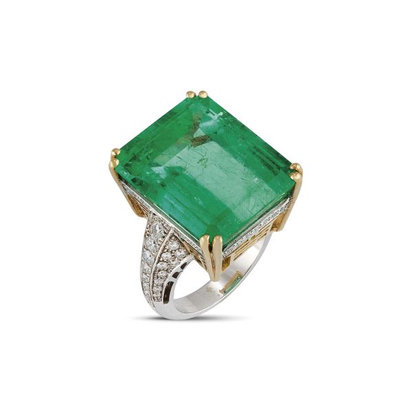 



BIG COLOMBIAN EMERALD AND DIAMOND RING IN 18KT TWO TONE GOLD