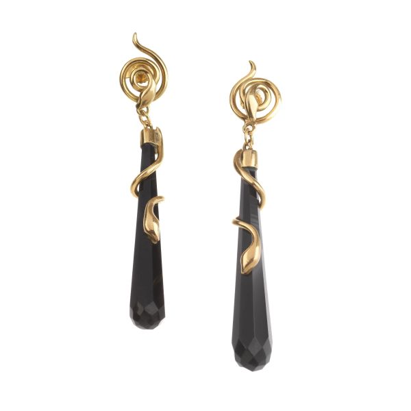 LONG ONYX DROP EARRINGS IN 18KT YELLOW GOLD