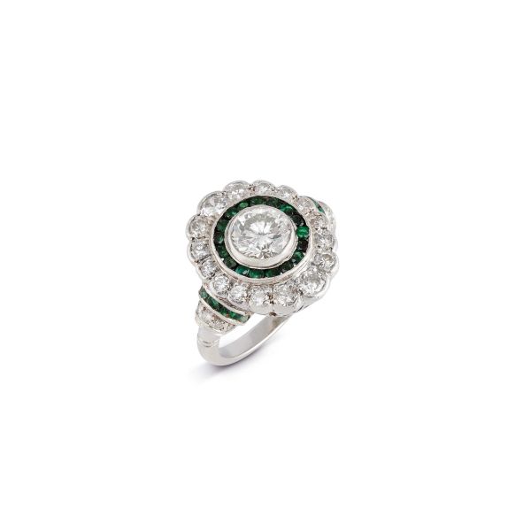 



RING WITH DIAMONDS AND EMERALDS