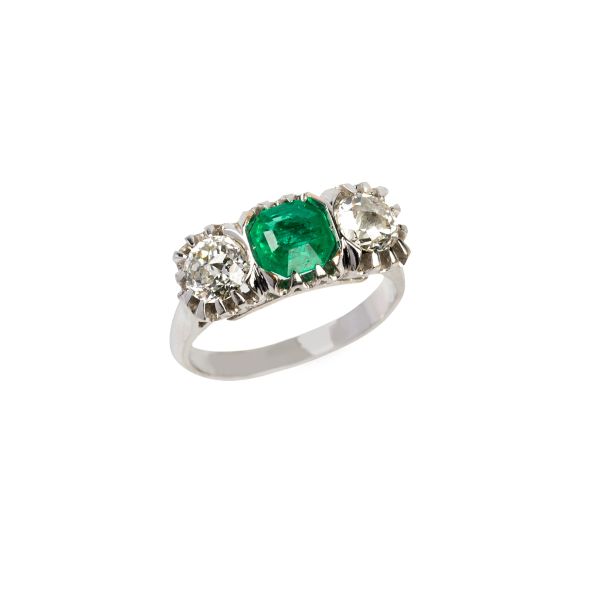 



ANELLO TRILOGY CON SMERALDO E DIAMANTI