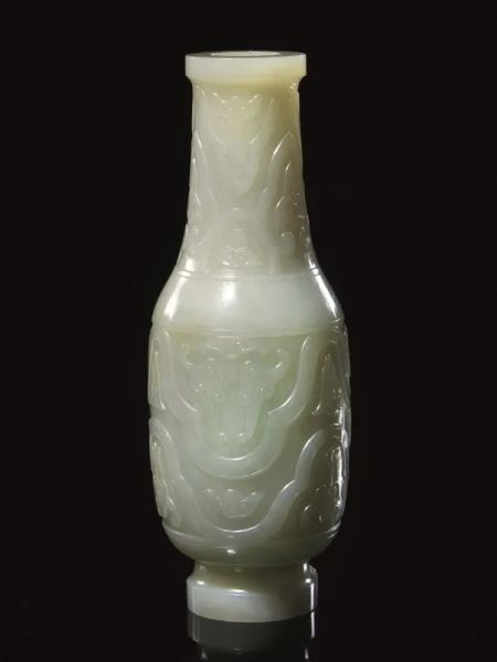 Vasetto, Cina sec. XIX, in Giada celadon, decorato a motivi arcaici stilizzati, alt. cm 12,3