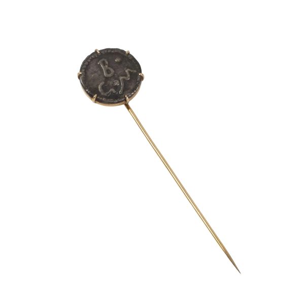 



IMITATION COIN BROOCH IN 18KT YELLOW GOLD