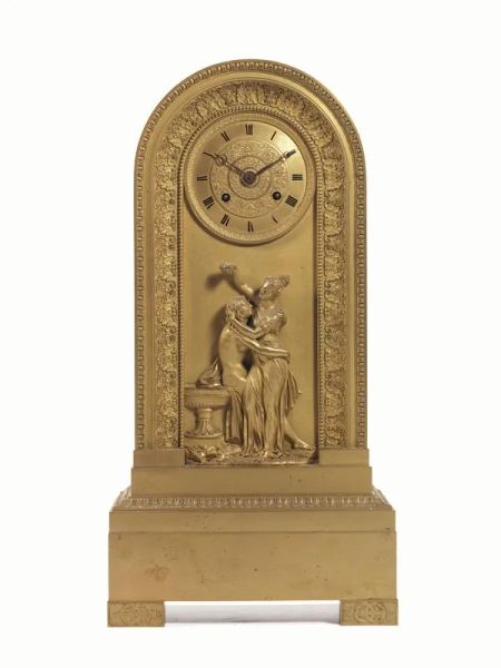  Orologio, sec. XIX , in bronzo dorato, base rettangolare, cassa decorata da scena galante, quadrante con numeri romani, alt. cm 50,  meccanismo da revisionare 