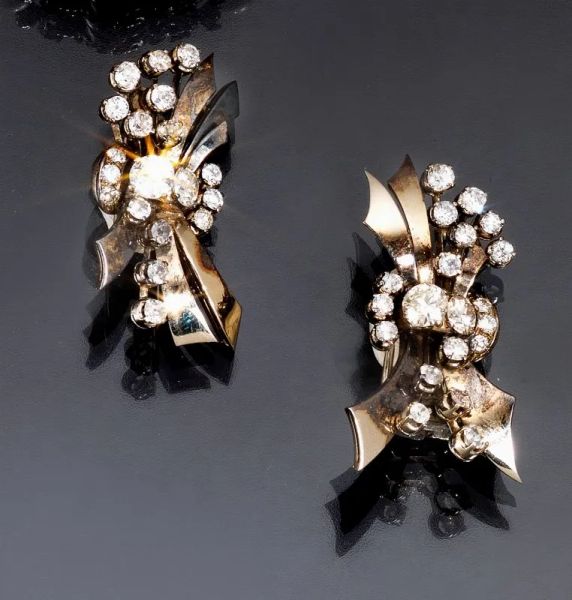  Coppia di clips, anni '40, in oro bianco e diamanti 