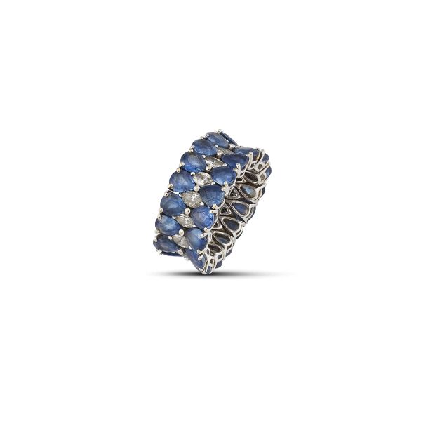 SAPPHIRE AND DIAMOND BAND RING IN 18KT WHITE GOLD