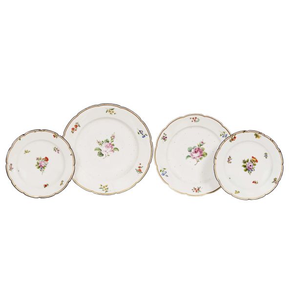 TWO REAL FABBRICA FERDINANDEA SERVING PLATES AND TWO PLATES, NAPLES, 1790-1800