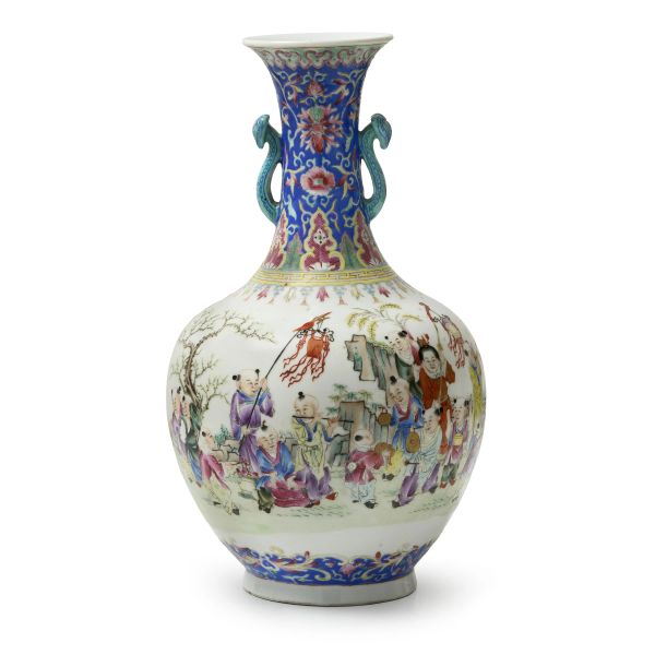 



A FAMILLE ROSE PORCELAIN VASE WITH FIGURAL SCENE, CHINA, QING DYNASTY, SEC. XIX