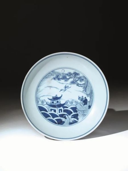  Piatto, Cina,  in porcellana bianca e blu, decorato al centro con motivo di paesaggio e personaggi, reca marchio Yongzheng (1723-1735), diam. cm 19,5 
