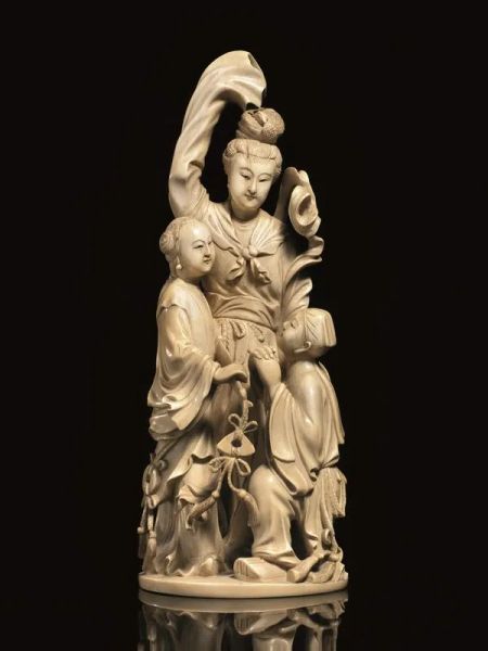 Gruppo scultoreo, Cina sec. XIX, in avorio, raffigurante figura femminile affiancata da fanciulla e bimbo, alt. cm 28