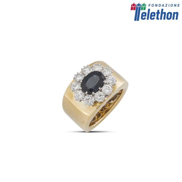 BIG FLORAL SAPPHIRE AND DIAMOND RING IN 18KT TWO TONE GOLD