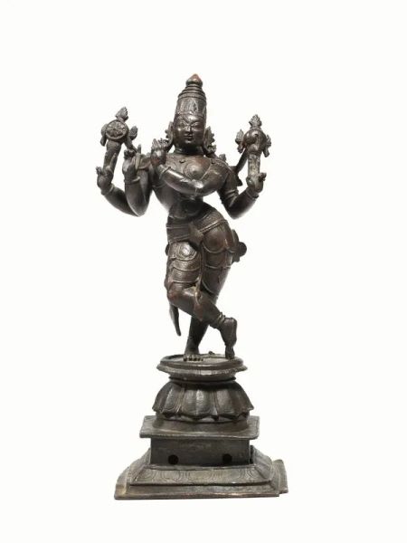 Scultura, India sec. XVIII-XIX,  in bronzo raffigurante Krisna in uno dei suoi  avatar nell'atto di suonare il flauto, stante su fior di loto e poggiante su base a plinto, alt. cm 34 