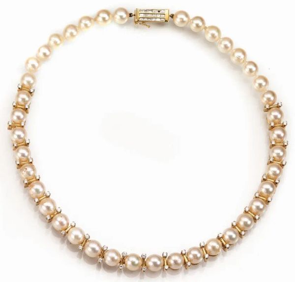  Collana in oro giallo, perle e diamanti 