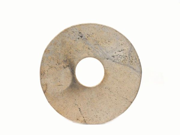 Un disco, Cina, ca. 2000-1500 a.C., in giada calcificata
