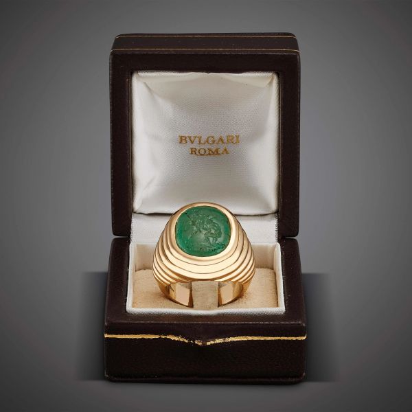 BULGARI ANELLO CHEVALIER CON SMERALDO INCISO