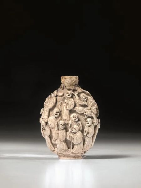  Snuff-bottle, China Qing dynasty (1644-1911),  lavorata a tutto tondo con figure di saggi, alt. cm 6,5, con supporto, difetti e mancanza del tappo.