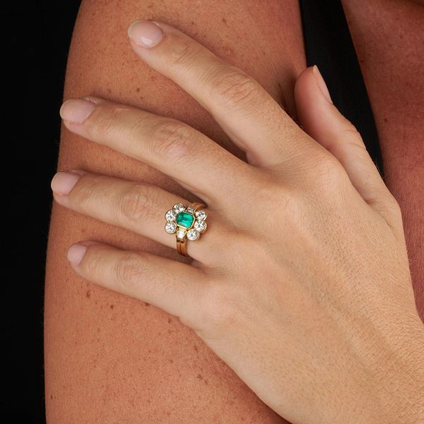 ANELLO FLOREALE CON SMERALDO E DIAMANTI