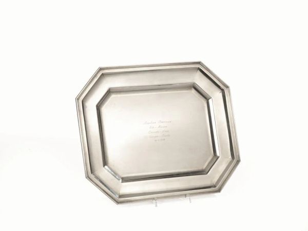  Vassoio,  in argento, di forma ottagonale, cm 40x33 ,  g 1200 e  vassoio,  in argento, di forma rettangolare ad angoli scantonati, cm 50x35, g 1700 (2)