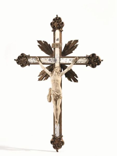  Crocefisso, sec. XIX,  in avorio su croce in legno dorato e decorato da inserti in specchio, cm 68,5x46                                       