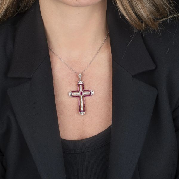 COLLANA CON PENDENTE A CROCE