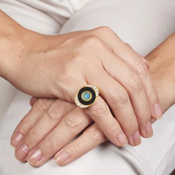 BULGARI ANELLO CHEVALIER CON PIETRE DURE E DIAMANTI