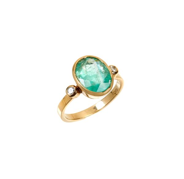EMERALD AND DIAMOND RING IN 18KT YELLOW GOLD