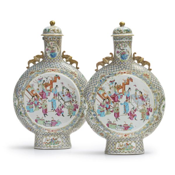 



A PAIR OF FAMILLE ROSE MOON FLASKS WITH COVERS, CHINA, QING DYNASTY, SEC. XIX