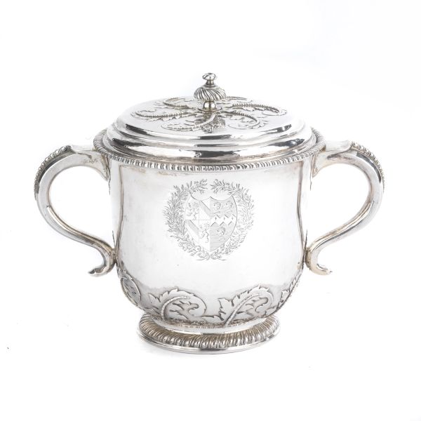 A SILVER PLATED METAL DOUBLE HANDLE CUP, ENGLAND, END OF 19TH CENTURY
