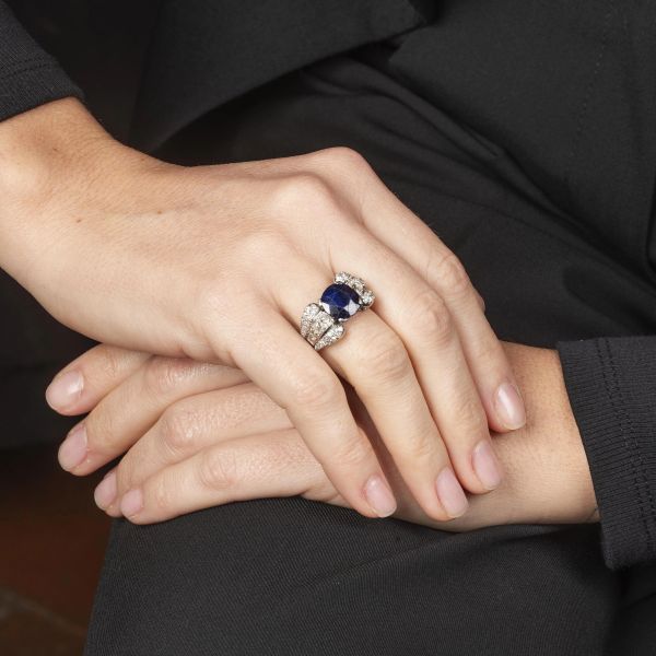 ANELLO CON ZAFFIRO E DIAMANTI