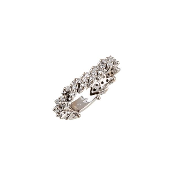 



DIAMOND BAND RING IN 18KT WHITE GOLD