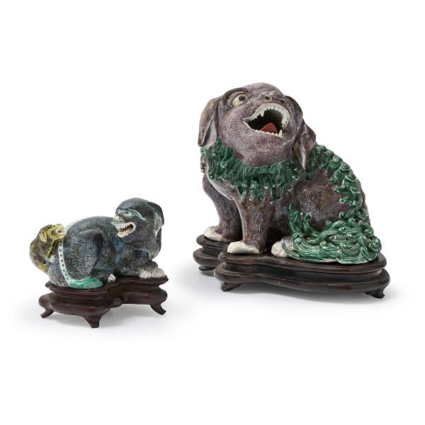 



A GROUP OF TWO SUSANCAI PORCELAIN FIGURES OF BUDDHIST LIONS, CHINA, QING DYNASTY, 18TH CENTURY