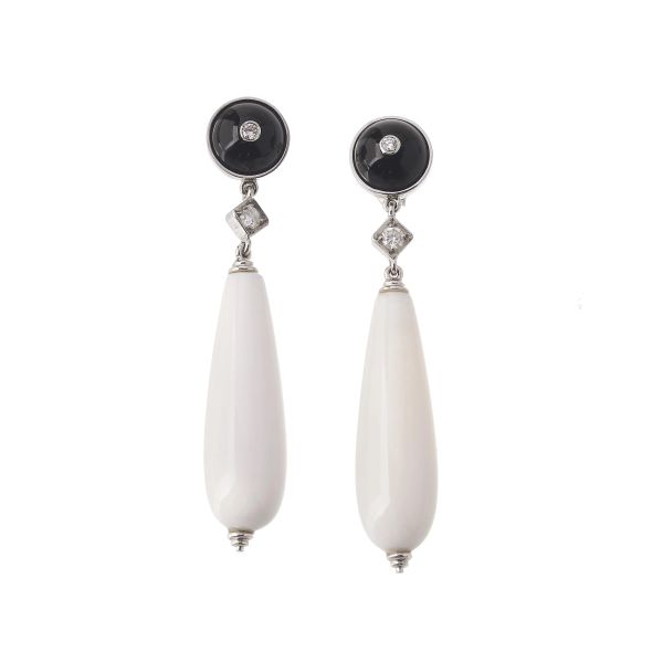 



LONG DROP EARRINGS IN 18KT WHITE GOLD