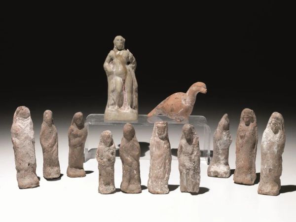 Lotto di dodici statuette votive