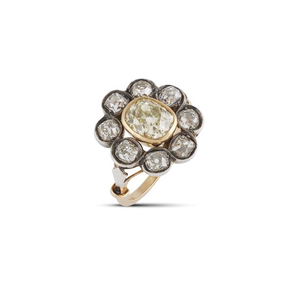 MARGUERITE-SHAPED DIAMOND RING IN GOLD AND SILVER