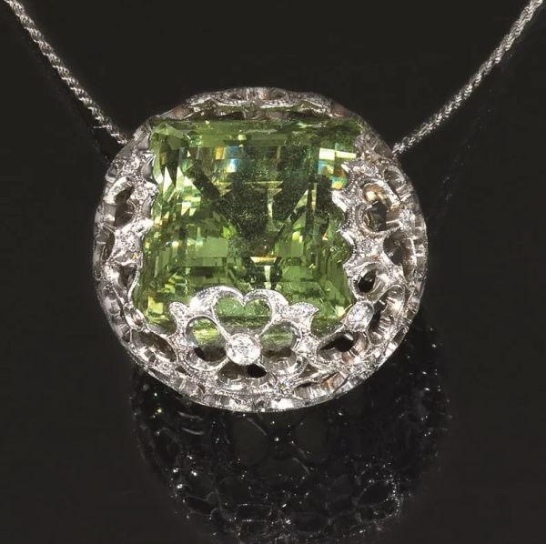 Pendente in oro bianco, berillo verde e diamanti corredato di certificato gemmologico
