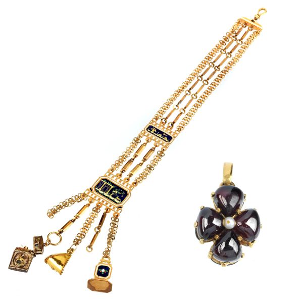 CHATELAINE WITH A FOUR LEAF CLOVER-SHAPED PENDANT IN GOLD