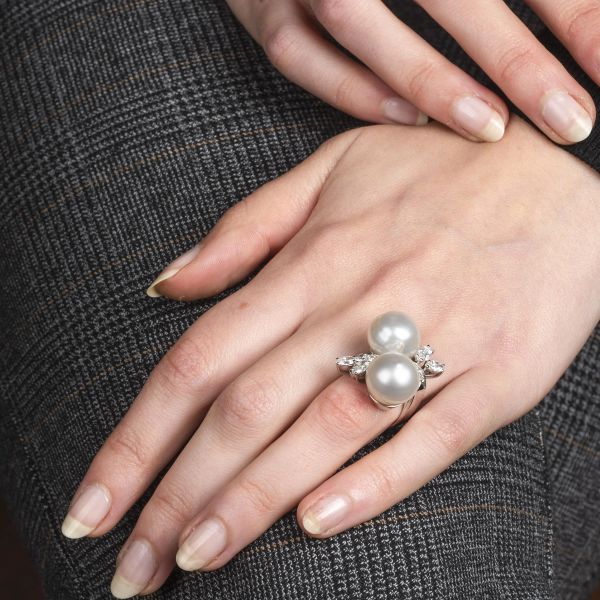 ANELLO CONTRARIE CON PERLE SOUTH SEA E DIAMANTI