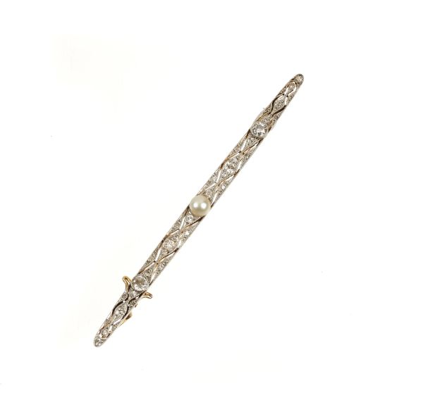 



BAR BROOCH WITH PEARL AND OLD-CUT DIAMONDS
