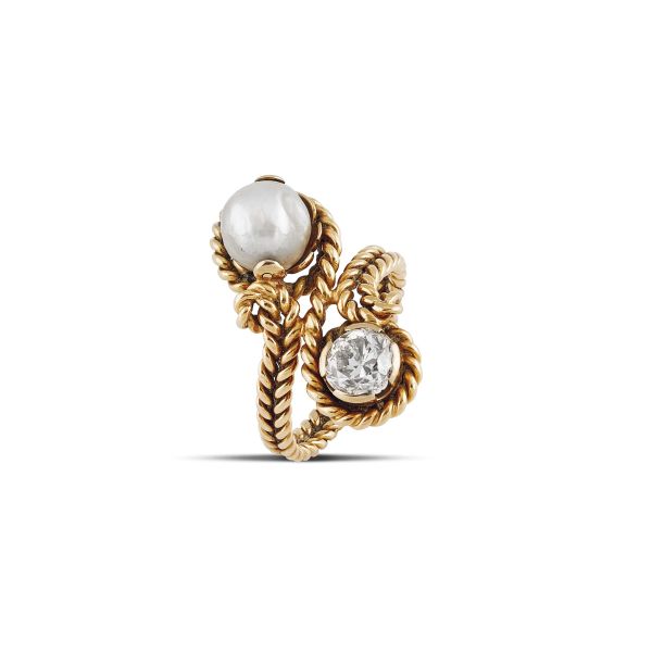 PEARL AND DIAMOND CONTRARIE RING IN 18KT YELLOW GOLD