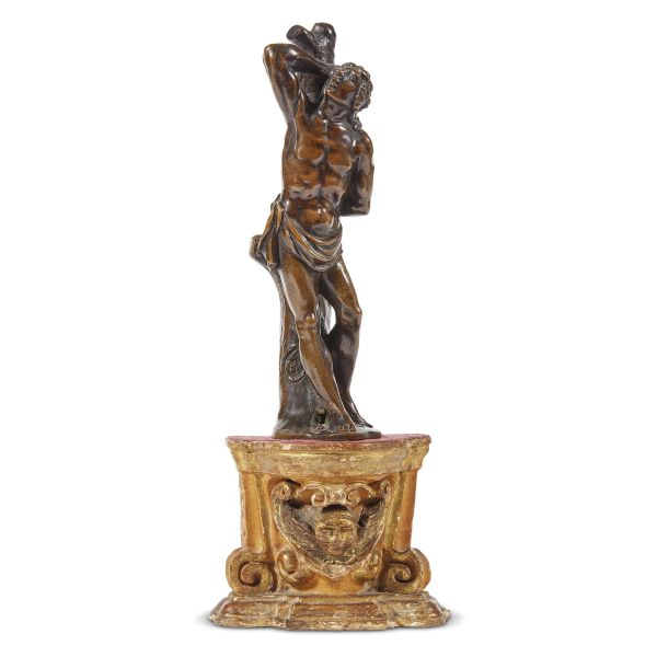 German, 18th century, Saint Sebastian, patinated bronze, on a carved and gilt wooden base with a putto at the center, 26x7,5x9 cm (base 11,5x15x8,5 cm)