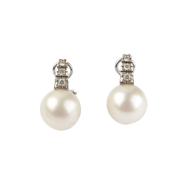 



PEARL AND DIAMOND EARRINGS IN 18KT WHITE GOLD