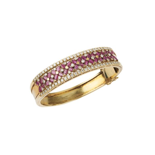 



RUBY AND DIAMOND BANGLE BRACELET IN 18KT YELLOW GOLD