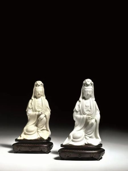  Due figure, Cina fine dinastia Qing , raffiguranti due Guanyin in porcellana