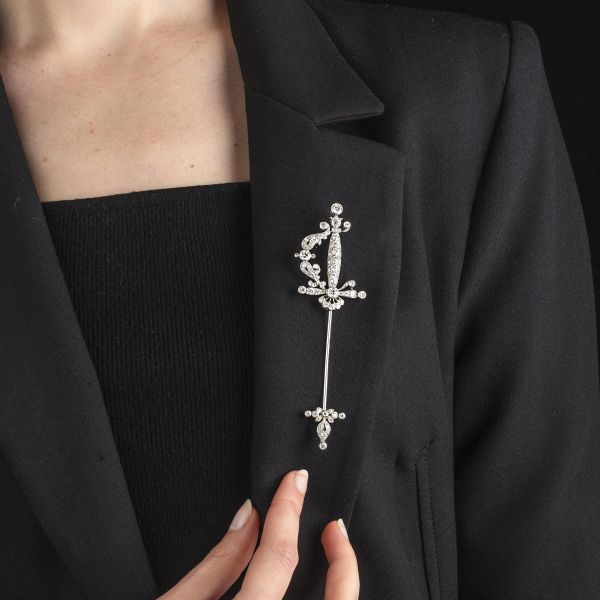 GRANDE SPILLA DA GIACCA A FORMA DI SPADA