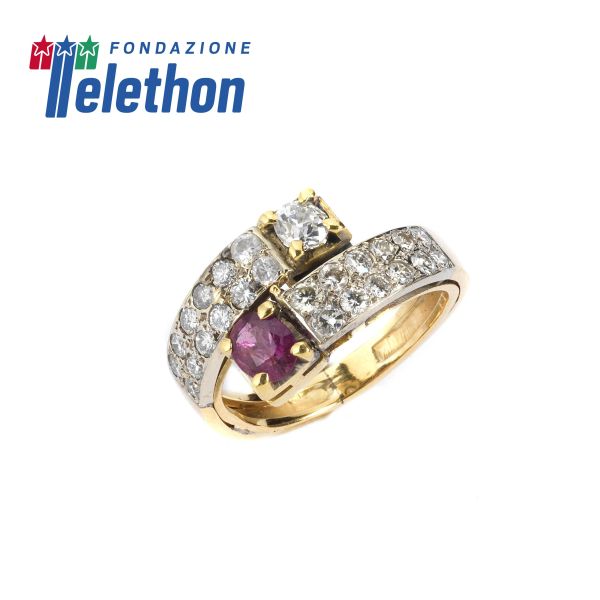RUBY AND DIAMOND CONTRARIE RING IN 18KT TWO TONE GOLD
