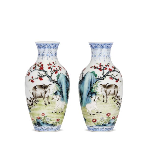 



A PAIR OF SMALL VASES, CHINA, 20TH CENTURY