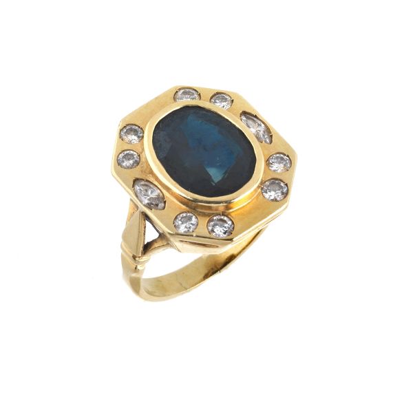 BIG SAPPHIRE AND DIAMOND RING IN 18KT YELLOW GOLD