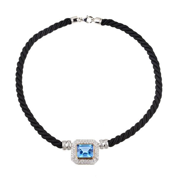 



MASSONI COLLANA CON PIETRA SINTETICA E DIAMANTI